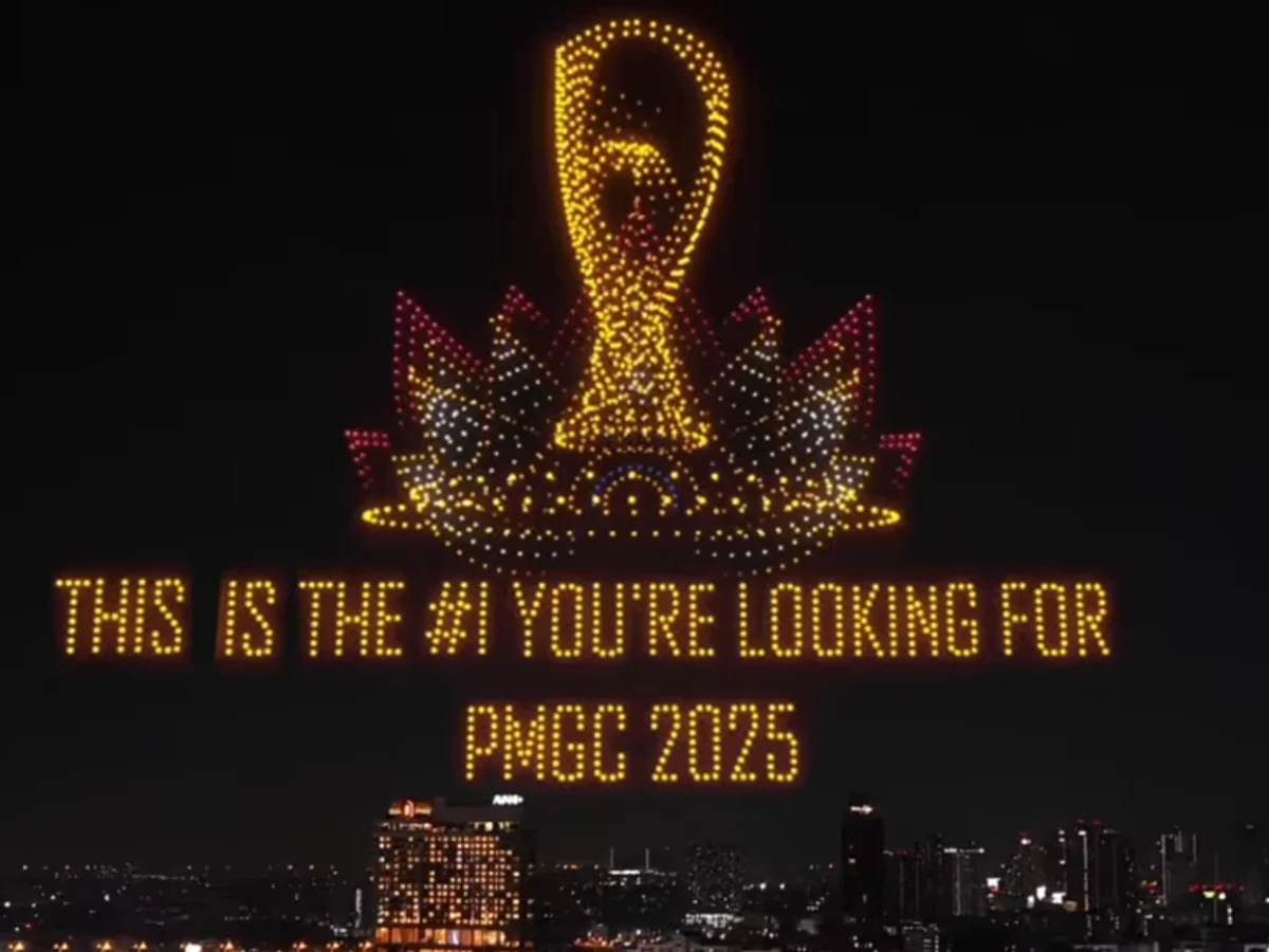 Crostars 2,000 drones forming PMGC 2025 trophy above Bangkok skyline, 2025